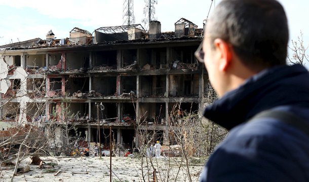 A Turquia bombardeou alvos do Estado Islâmico na Síria e no Iraque nas últimas 48 horas, matando quase 200 militantes, em retaliação ao ataque de um homem-bomba em Istambul, afirmou o primeiro-ministro turco, Ahmet Davutoglu; um homem-bomba do EI, que entrou na Turquia como refugiado sírio, se explodiu entre grupos de turistas no centro histórico de Istambul, matando dez alemães e ferindo seriamente vários outros estrangeiros; a Turquia integra da coalizão liderada pelos Estados Unidos contra o EI