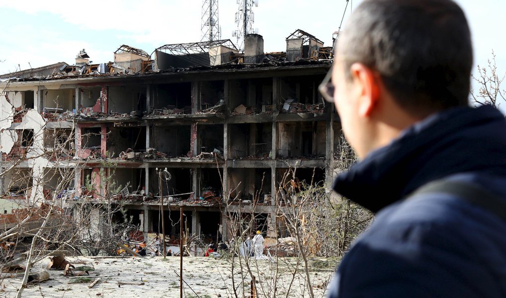 A Turquia bombardeou alvos do Estado Islâmico na Síria e no Iraque nas últimas 48 horas, matando quase 200 militantes, em retaliação ao ataque de um homem-bomba em Istambul, afirmou o primeiro-ministro turco, Ahmet Davutoglu; um homem-bomba do EI, que entrou na Turquia como refugiado sírio, se explodiu entre grupos de turistas no centro histórico de Istambul, matando dez alemães e ferindo seriamente vários outros estrangeiros; a Turquia integra da coalizão liderada pelos Estados Unidos contra o EI