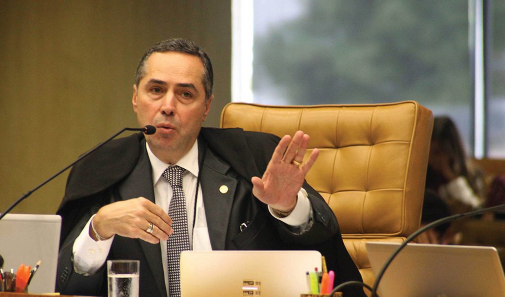 O ministro do Supremo Tribunal Federal Luís Roberto Barroso afirmou nesta segunda (28) que o tribunal não tem a pretensão de discutir no mérito o processo de impeachment da presidente Dilma Rousseff, ou seja, avaliar se ela cometeu crime de responsabilidade; Barroso disse que o Supremo não está disposto a reformular a decisão do Congresso sobre o pedido de afastamento de Dilma e reforçou o discurso de colegas que vêm defendendo que o impeachment, desde que respeitada a Constituição, não representa um golpe; segundo Barroso, o STF quer interferir o mínimo possível na discussão do impeachment