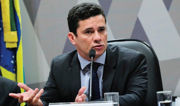 A operadora de telefonia que executou a ordem para interceptar o ramal central do escritório de advocacia Teixeira, Martins e Advogados já havia informado duas vezes ao juiz federal Sergio Moro que o número grampeado pertencia à banca, que conta com 25 advogados; apesar disso, em ofício enviado ao Supremo Tribunal Federal nesta semana, Moro afirmou desconhecer o grampo determinado por ele na Lava Jato