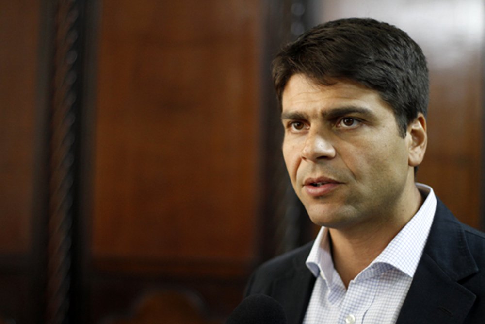 A Prefeitura do Rio irá analisar as denúncias feitas pelo MP-RJ contra a organização social (OS) Hospital e Maternidade Therezinha de Jesus, que firmou um contrato para seguir à frente dos hospitais Albert Schweitzer e Rocha Faria; a informação foi dada pelo secretário executivo de governo, Pedro Paulo Carvalho; segundo ele, a documentação será avaliada; "Caso as denúncias sejam graves nós vamos substituir a organização social. Não há qualquer problema em relação a isso", afirmou; o MP havia apontado precariedade em instalações e déficit de recursos humanos no Hospital Albert Schweitzer