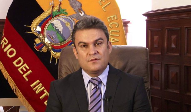 Ministro do interior do Equador, José Serrano, afirmou que Seham al Salkhadi, suspeita de participação nos atentados terroristas em Paris no último dia 13 e que resultaram na morte de 130 pessoas, teria passado pelo Brasil antes de entrar em território equatoriano; "Ela entrou legalmente no Equador, com seu passaporte completamente lícito após passar pelo Brasil, ou seja, não teve aqui uma presença clandestina", afirmou Serrano; governo da Colômbia informou que ela teria entrado no país após passar pelo Equador, tendo embarcado para Paris em um voo partindo de Bogotá, em julho deste ano