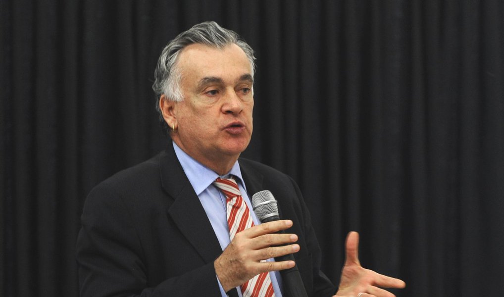 Ministro da Cultura criticou nesta terça-feira, 8, durante participação em evento no Rio, o que chamou de tentativa de quebra da ordem democrática e golpe em curso no país; "Precisamos refletir sobre as ameaças às sociedades democráticas, e em particular, a ameaça à democracia brasileira. Nossas reflexões podem contribuir para uma recomposição programática, política e cultural que fundamente um novo ciclo político, capaz de fazer avançar a democracia, as liberdades individuais e coletivas, os direitos sociais e a sustentabilidade", afirmou