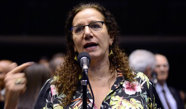 A deputada federal Jandira Feghali é pré-candidata a prefeita da cidade do Rio de Janeiro; a decisão do PC do B de lançar o nome da parlamentar foi oficializada nesta terça-feira (19), quando o partido entregou os cargos que ocupava na gestão de Eduardo Paes (PMDB); "Meus amigos, é o início de uma estrada de muitas batalhas, mas certa que teremos energia para enfrentar todos os desafios. Em frente, porque fomos forjados na luta e nos sonhos", afirmou ela