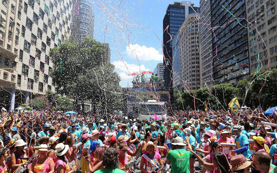 Monobloco deixou a concentração e começou a percorrer a Rua Primeiro de Março;  percurso, em linha reta, inclui ainda a Avenida Presidente Antônio Carlos; cortejo deve reunir 400 mil pessoas até 12h30, segundo estimativa da Riotur; Monobloco é o último grande bloco a desfilar pelas ruas do Rio e marca o final do carnaval