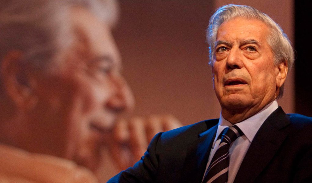 Escritor peruano Mario Vargas Llosa, com sua ex-esposa, Patricia Llosa, teria aberto a empresa Talome Services através do escritório panamenho Mossack Fonseca; de acordo com “Panama Papers”, dias antes de receber o Nobel da Literatura, em 2010, ele liquidou a companhia offshore 