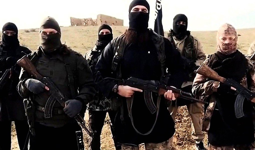 Estados Unidos declararam o grupo extremista Estado Islâmico responsável por crimes contra a humanidade e pelo genocídio de cristãos yazidis e outras minorias religiosas nos territórios que controla no Iraque e na Síria; "O Daesh [acrônimo árabe do grupo] é genocida por ideologia e por ação, no que afirma, no que acredita e no que faz", disse o chefe da diplomacia americana, John Kerry