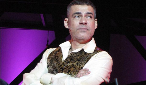 Diretor Claudio Botelho pediu desculpas ao público; durante um espetáculo, ele chamou a presidente Dilma e o ex-presidente Lula de ladrões; ator foi xingado e a peça, encerrada; ‘Envergonhado por ferir um estatuto sagrado do Teatro — respeitar o autor e público —, tenho obrigação de invocar novamente a única palavra que me parece oportuna neste momento: perdão”’, disse; após o incidente, o cantor e compositor Chico Buarque cancelou a autorização para que a produção da peça usasse suas canções