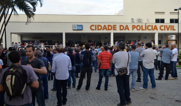 Policiais civis do Rio de Janeiro começaram uma paralisação em várias delegacias do estado com previsão para durar três dias; de acordo com integrantes do movimento, casos que não precisam ter registro imediato não serão atendidos; a categoria questiona o atraso de salário a que servidores estaduais estão sendo submetidos, e pede melhores condições de trabalho; em folheto entregue à população, os policiais informam que as delegacias estão com efetivo reduzido, que não há contrato de manutenção de delegacias e órgãos técnicos, e falta até tinta e papel de impressão para carros policiais