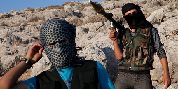 Os pedidos de alguns parceiros da Rússia em não bombardear o corredor de cera de 100 quilômetros de extensão na fronteira turco-síria são na realidade uma tentativa de assegurar o abastecimento de grupos terroristas, declarou a porta-voz oficial do ministério das Relações Exteriores da Rússia, Maria Zakharova; "É claro que isso foi feito com o objetivo de garantir a continuidade do abastecimento diário do Daesh (Estado Islâmico), da Frente al-Nusra e de outros grupos terroristas por esse trecho, através da Tuquia, com armas, munições e produtos alimentícios, bem como permitir que os terroristas transitem por esse local", disse a diplomata