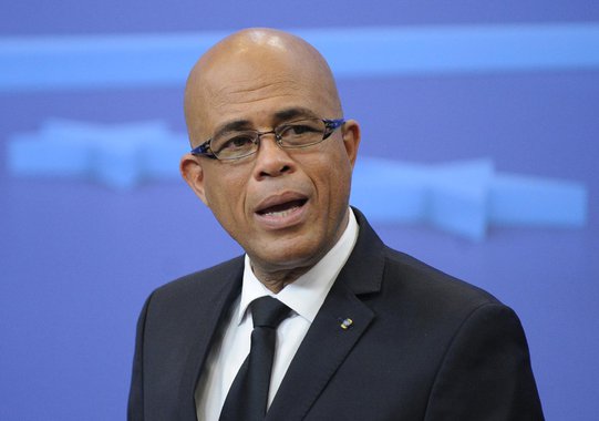 Milhares de pessoas protestaram nas ruas da capital haitiana para exigir a renúncia do presidente do país, Michel Martelly, um dia depois do Conselho Eleitoral Provisório (CEP) adiar, sem data, o segundo turno das eleições presidenciais