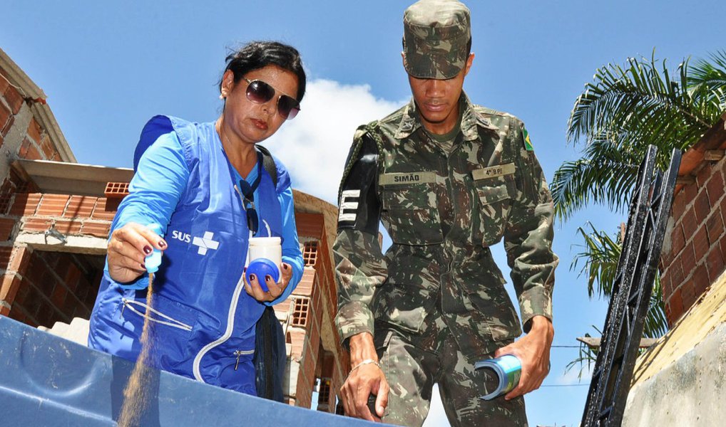 Por determinação do Ministério da Defesa, 71 mil militares atuarão no apoio a agentes de saúde e na conscientização da população no combate à proliferação do mosquito Aedes aegypti em 32 municípios do Rio de Janeiro e em 49 bairros da capital; o mosquito é transmissor das da febre chikungunha, dengue e do zika vírus; o maior efetivo será da Marinha, que terá 31 mil homens nas ruas, junto com 30 mil homens do Exército e 10 mil da Aeronáutica; em todo o Brasil, 220 mil militares atuarão no combate ao mosquito