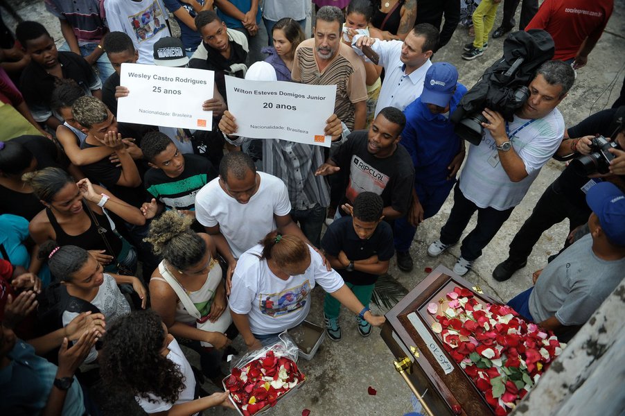 A execução de 5 jovens no Rio de Janeiro foi tão cruel e sanguinária que até o Estado Islâmico ficaria envergonhado de assumir a autoria de um atentado tão covarde. E o mais triste nessa história toda é saber que o crime foi praticado por quem deveria proteger