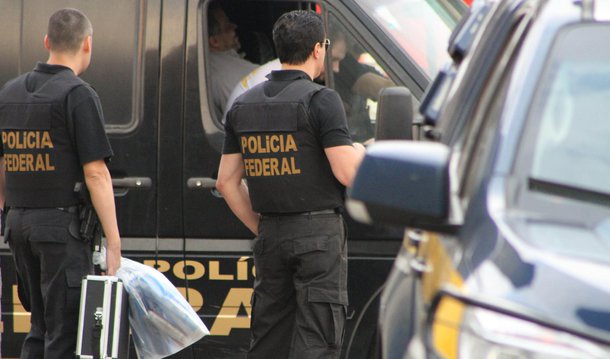 Quase três semanas após o ministro do STF Teori Zavascki determinar o desmembramento do inquérito que apura denúncias de corrupção na Eletronuclear dos demais processos da Operação Lava Jato e o remeter para a 7ª Vara Federal Criminal no Rio, o procedimento voltou a andar; juiz federal Marcelo da Costa Bretas, que ficou responsável pelo processo, ratificou todas decisões judiciais proferidas pelo juiz Sergio Moro, que conduz a operação na Justiça Federal em Curitiba; Bretas ordenou que a PF transfira os acusados presos na capital paranaense para o Rio; presidente afastado da Eletronuclear, Othon Luiz Pinheiro da Silva deverá ser levado ao Presídio Militar do 1º Distrito Naval, por ser almirante reformado