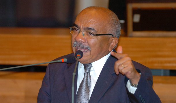 O deputado Chico Vigilante (PT/DF) comentou o pedido de prisão preventiva contra o ex-presidente Lula; "Me pergunto aonde querem chegar? Querem jogar nosso país a uma ditadura de alguns promotores? Porque essa ação não representa o Ministério Público, como um todo. É uma provocação, um gesto tresloucado de alguém que tem um claro objetivo: fortalecer a direita e os tucanos", afirmou; para Vigilante, "pé chegada a hora de toda a sociedade reagir"