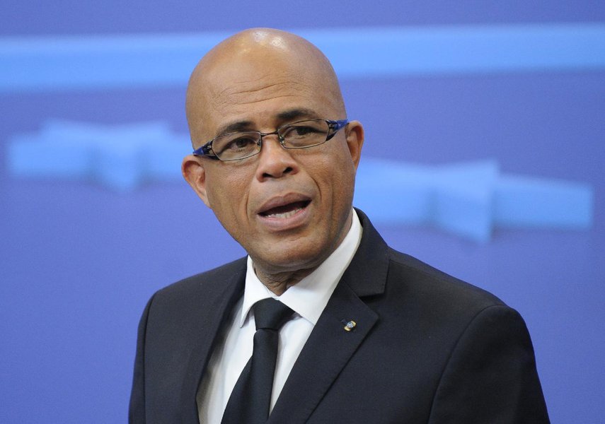 Milhares de pessoas protestaram nas ruas da capital haitiana para exigir a renúncia do presidente do país, Michel Martelly, um dia depois do Conselho Eleitoral Provisório (CEP) adiar, sem data, o segundo turno das eleições presidenciais