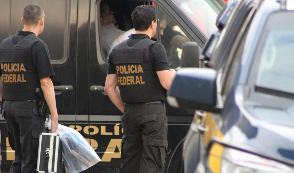 Quase três semanas após o ministro do STF Teori Zavascki determinar o desmembramento do inquérito que apura denúncias de corrupção na Eletronuclear dos demais processos da Operação Lava Jato e o remeter para a 7ª Vara Federal Criminal no Rio, o procedimento voltou a andar; juiz federal Marcelo da Costa Bretas, que ficou responsável pelo processo, ratificou todas decisões judiciais proferidas pelo juiz Sergio Moro, que conduz a operação na Justiça Federal em Curitiba; Bretas ordenou que a PF transfira os acusados presos na capital paranaense para o Rio; presidente afastado da Eletronuclear, Othon Luiz Pinheiro da Silva deverá ser levado ao Presídio Militar do 1º Distrito Naval, por ser almirante reformado