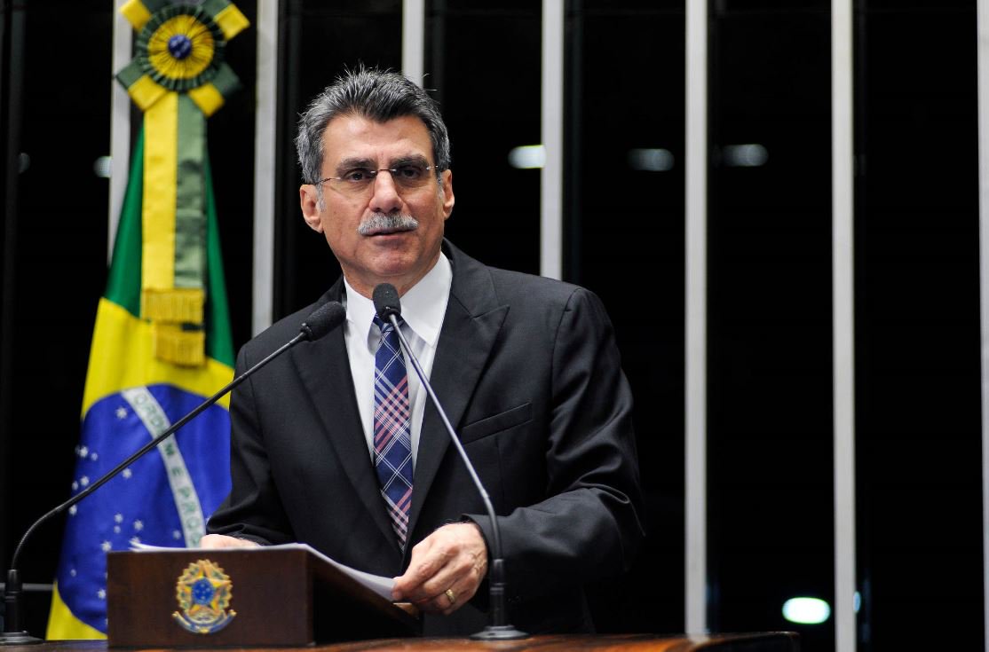 O presidente nacional do PMDB, senador Romero Jucá (RR), respondeu nesta segunda-feira às acusações da presidente Dilma Rousseff de que o vice, Michel Temer, tem conspirado para tomar o governo e sua posse seria uma forma de eleição indireta; "Me desculpe a presidente. Não tenho nada contra ela, mas verdades têm de ser ditas. A primeira delas é que a presidente não tem nenhuma condição moral de criticar o vice-presidente Michel Temer, porque, na hora de formar a chapa, ele era o melhor homem do mundo", disse Jucá na tribuna do Senado