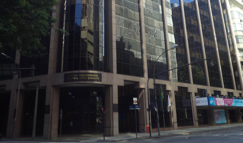 A Federação das Indústrias do Rio (Firjan) argumenta que são inconstitucionais as leis que criam a Taxa Única de Serviços Tributários da Receita Estadual, a Taxa de Fiscalização de Petróleo e Gás e a Taxa de Fiscalização de Energia Elétrica, por terem finalidade meramente arrecadatória; a Federação disse que o aumento da carga tributária pode chegar a R$ 4,2 bilhões em 2016, o que, segundo a instituição, significa que cada cidadão pagará, em média, R$ 256,9 a mais em impostos por ano; aprovado pelo governo estadual junto à Assembleia Legislativa, o pacote tributário entra em vigor no mês de março