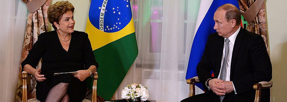 “Observamos atentamente o agravamento da situação no Brasil, surgido por causa da decisão tomada pela câmara baixa do Congresso Nacional de iniciar o impeachment da presidente do país. A Rússia está ligada com o Brasil por laços de parceria estratégica, por uma experiência bem-sucedida de cooperação em várias plataformas — ONU, G20, BRICS. Esperamos que os problemas que possam surgir neste período complexo para nosso parceiro sejam solucionados no âmbito do Direito Constitucional, sem intervenções externas”, diz nota da chancelaria russa 