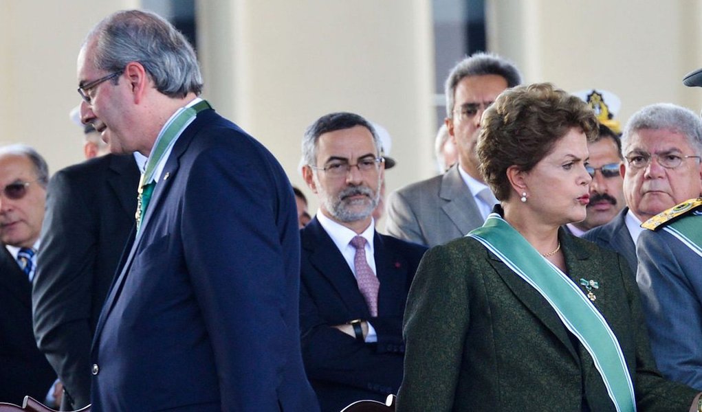 "Dilma fez as mesmas operações contábeis que FHC fez e que os governadores do PSDB ainda fazem. E o fez não para desviar dinheiro público, como Cunha fez, mas para manter programas sociais imprescindíveis ao bem-estar do povo brasileiro", afirma Marcelo Zero, em artigo no 247, sobre o argumento do impeachment movido pela oposição contra a presidente Dilma Rousseff; além da ilegitimidade, o sociólogo aponta a legalidade questionável do processo, por ter sido iniciado por Eduardo Cunha, "em claro ato de vingança política motivada por interesses torpes e corruptos"; "No fundo, trata-se de uma grande e suja pedalada imoral contra o Brasil", diz; leia íntegra