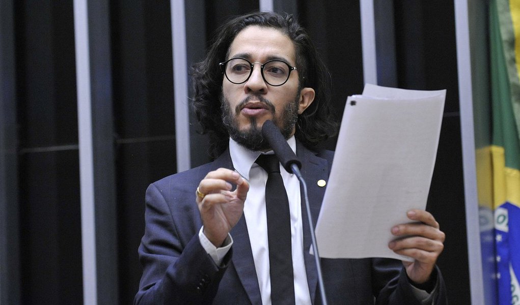 O deputado federal Jean Wyllys (Psol-RJ) voltou a proferir um duro discurso contra o presidente da Câmara, deputado Eduardo Cunha (PMDB-RJ), responsável pela condução do processo de impeachment da presidente Dilma; segundo o parlamentar, o rito é um "farsa conduzida por um ladrão", "apoiada por covardes, canalhas"; o congressista já havia chamado Cunha de "gângster"