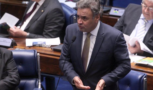 Jornalista Fernando Brito, do Tijolaço, destaca que, "como, até agora, prevalece o pedido de arquivamento das investigações sobre o senador e 'presidente moral' do Brasil feito pela Procuradoria Geral da República, pode-se dizer que ele não é investigado" e "como os jornais e revistas não publicam, ou publicam discretamente, sem qualquer iniciativa de aprofundar suas pesquisas, Aécio também não é 'publicado'"