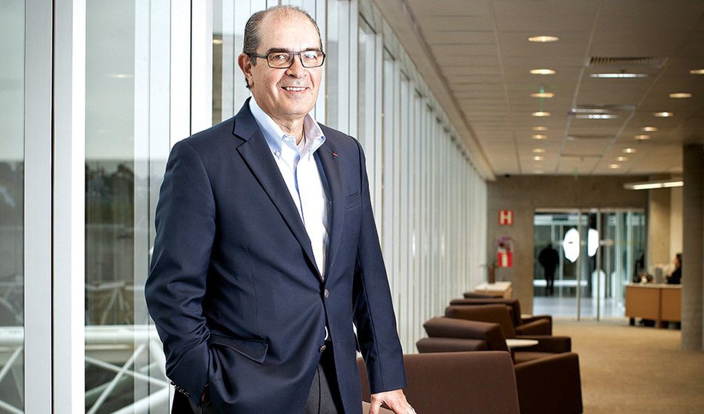 A 1ª Turma da 2ª Câmara do Conselho Administrativo de Recursos Fiscais (Carf) manteve integralmente a autuação relativa a ágio amortizado de R$ 1,28 bilhão; a companhia, presidida por Roberto Oliveira de Lima, ainda pode recorrer da decisão no próprio conselho; a operação que teria dado origem ao ágio ocorreu em 2000, quando a Natura Empreendimentos passou a ser subsidiária integral da Natura Participações; em 2004, elas foram incorporadas pela Natura Cosméticos, e então foi feito o aproveitamento do ágio; empresa faz campanhas em nome da sustentabilidade e se envolveu frequentemente com campanhas de Marina Silva