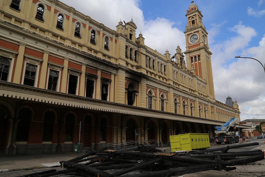 O governador de São Paulo, Geraldo Alckmin, assinou convênio para restaurar a Estação da Luz e reconstruir o Museu da Língua Portuguesa; o acordo, estabelecido nesta quinta-feira 21 com a organização social ID Brasil e a Fundação Roberto Marinho, tem como objetivo acelerar as obras