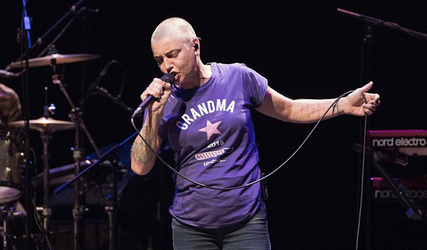 "Tomei uma overdose. Não há outra maneira de obter o respeito”, dizia o texto postado pela cantora; "Se não tivesse postado isto, meus filhos e família não iriam mesmo descobrir. Sou uma mãe e pessoa tão horrível e podre, que tenho estado sozinha. Gemendo e chorando por semanas. Sou invisível. Não dou a mínima para ninguém"