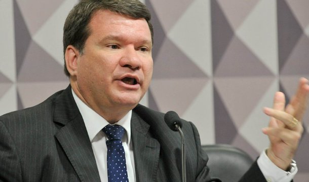 Não há razão para a presidente Dilma Rousseff ser acusada por crime de responsabilidade, já que as pedaladas fiscais e a edição de decretos de abertura de créditos suplementares nunca foram antes considerados irregulares pelo Tribunal de Contas da União (TCU); foi o que disse o professor de Direito Financeiro Ricardo Lodi Ribeiro à Comissão Especial do Impeachment nesta terça (3); "Seria possível que o mesmo Congresso que convalidou esses decretos hoje diga que eles são crime de responsabilidade? É pegadinha com a presidente da República? Aprovar e depois dizer que é crime? Evidentemente que essa conduta não se traduz em violação da Lei do Orçamento", afirmou