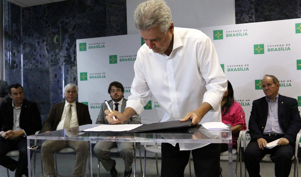 O governo do Distrito Federal (GDF), comandado por Rodrigo Rollemberg, sancionou alterações em leis que desburocratizam e deixam as regras mais claras para o setor da construção e habitação; foram sancionadas a correção em tabela do Plano Diretor Local de Taguatinga e Águas Claras e revisão nas regras de outorgas onerosas também foram assinadas; "O objetivo é facilitar a licença para construções e emissão de habite-se, movimentando a nossa economia", disse o chefe do executivo local 