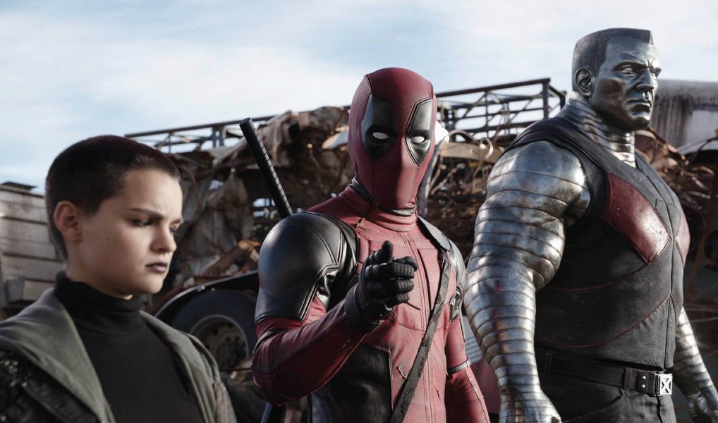 Dirigido por Tim Miller, Deadpool estreia nesta quinta-feira, 11; com humor mais irreverente, politicamente incorreto e ácido, a história é contada pelo anti-herói através de vários flashbacks, fazendo a narrativa ir e vir no seu passado e presente; "Ele é desbocado, e deixa isso bem claro para o público através da quebra da 4ª parede (no cinema é quando um personagem de filme olha para a câmera e conversa diretamente com o público), que acontece apenas quando temos Reynolds como Deadpool em cena e não como Wade Wilson", conta o Cinegrafando