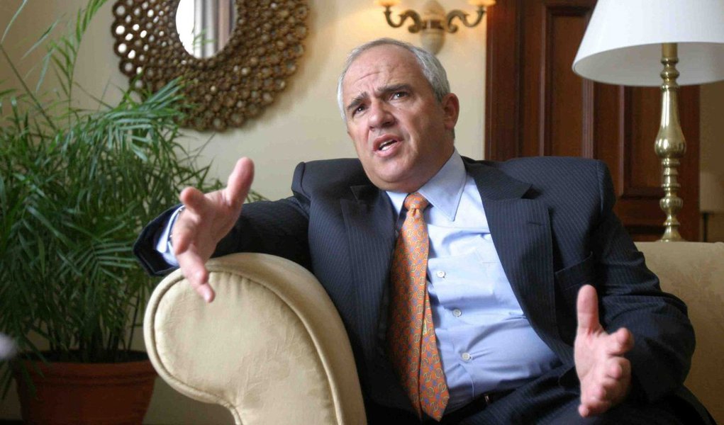 Secretário-geral da Unasul (União das Nações Sul-Americanas), Ernesto Samper, declarou que a aprovação pela comissão parlamentar do processo de impeachment de Dilma Rousseff, sem que haja a comprovação de qualquer delito da mandatária é “motivo de séria preocupação para a segurança jurídica do Brasil e da região”; em comunicado, Samper afirmou que aceitar que um chefe de governo seja destituído de seu cargo por “supostas falhas em atos de caráter administrativo levaria à perigosa criminalização do exercício do governo por razões de índole simplesmente políticas”