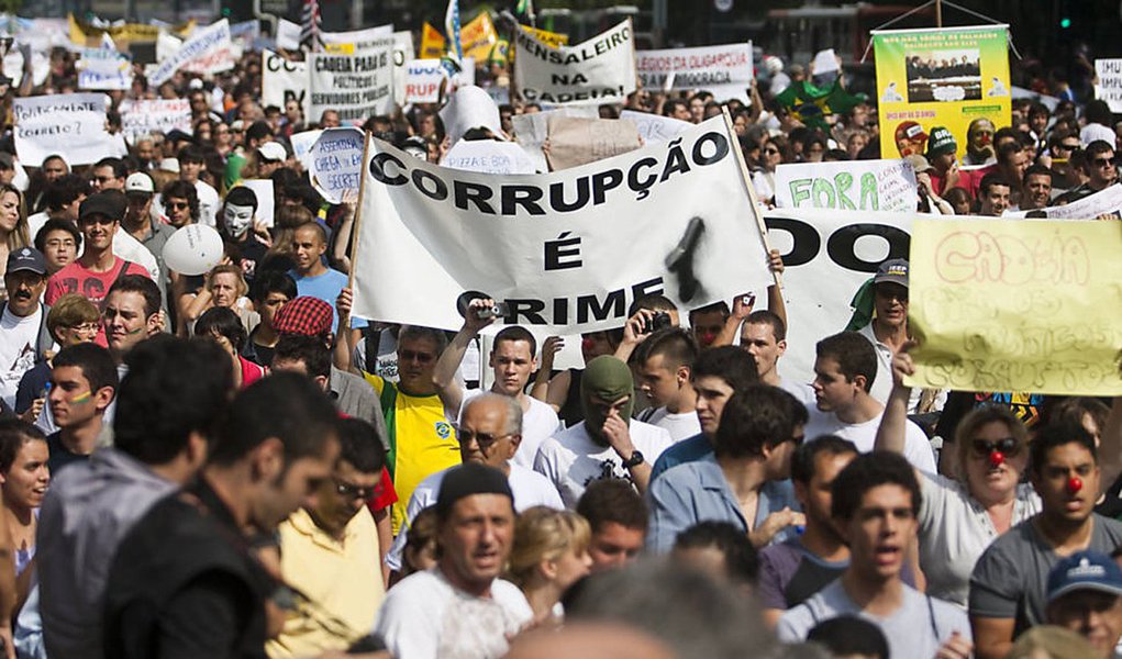 Esse Brasil cindido, com lados contrapostos, constitui uma contradição viva e escandalosa. Possui uma herança sombria que nos vem do etnocídio indígena que ainda persiste, do colonialismo que nos deixou o complexo de vira-latas