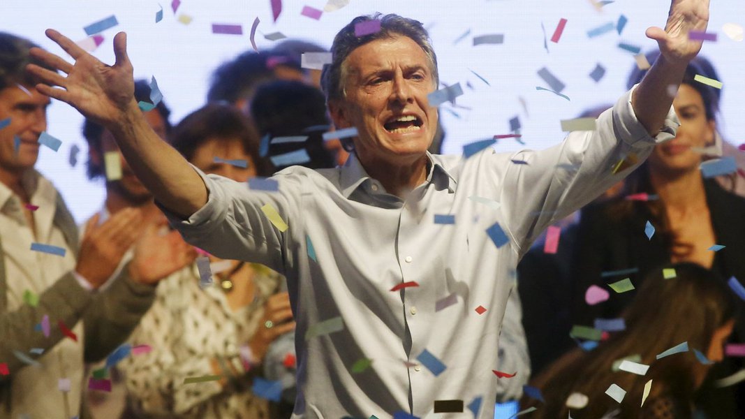 Enquanto simpatizantes de Mauricio Macri comemoravam a vitória na eleição presidencial deste domingo ao som de música brasileira, o novo presidente argentino garantia que sua primeira visita de Estado será feita à presidente Dilma Rousseff, no Brasil; “Para o governo brasileiro será muito mais fácil trabalhar com a gente do que com a Cristina”, declarou a Guido Nejamkis, editor do 247 em espanhol, um dos principais formuladores da política externa de Macri; novo presidente pretende estabelecer políticas em sintonia com os ministros pragmáticos do governo Dilma, que seriam Joaquim Levy, Armando Monteiro e Kátia Abreu; no entanto, deve haver mudanças em relação à Venezuela; Macri pedirá que o país de Nicolás Maduro seja expulso do Mercosul, caso não liberte os presos políticos