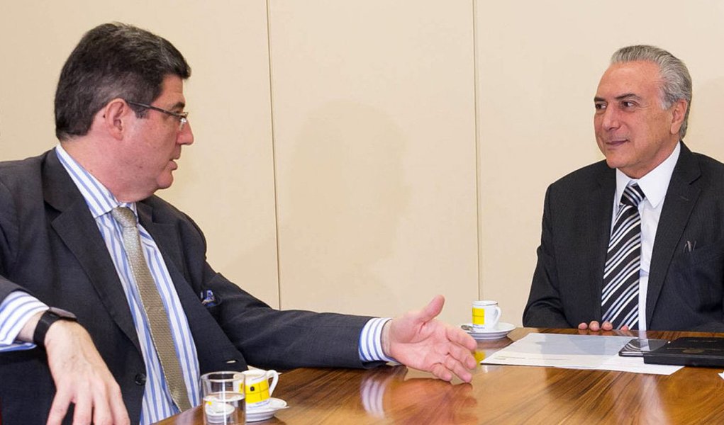 Jornalista Luís Nassif destaca que o mercado já sabia desde o fim do ano passado que a queda inflação se daria a partir do segundo trimestre deste ano, na medida em que saíssem da contagem anual os impactos dos mega-reajustes tarifários do ano passado; nesta semana, o Copom já poderia ter dado início à redução da Selic, devido ao fato das taxas estarem caindo no mercado futuro, acompanhando as projeções de queda da inflação, mas optou por deixar os louros da vitória para Michel Temer; "Pacote do ex-ministro da Fazenda Joaquim Levy conseguiu jogar a economia na maior recessão da história, enfraquecer o governo e deixá-lo presa fácil do golpismo, e legar o trabalho "limpo" (a redução da Selic) para o sucessor", afirma