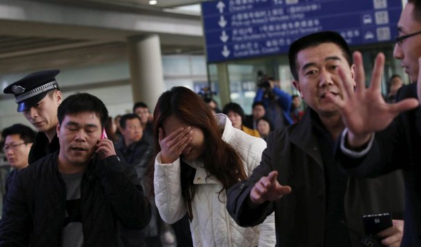 Famílias dos passageiros do voo MH370 da Malaysia Airlines dizem que a busca de dois anos pela aeronave desaparecida precisa continuar depois do prazo final de junho; novos destroços encontrados na costa da África na semana passada ressuscitaram as esperanças de muitos parentes, que passaram a exigir que os investigadores se retratem de erros cometidos no início da busca; Austrália, Malásia e China têm uma reunião marcada para junho para decidir se prorrogam a busca