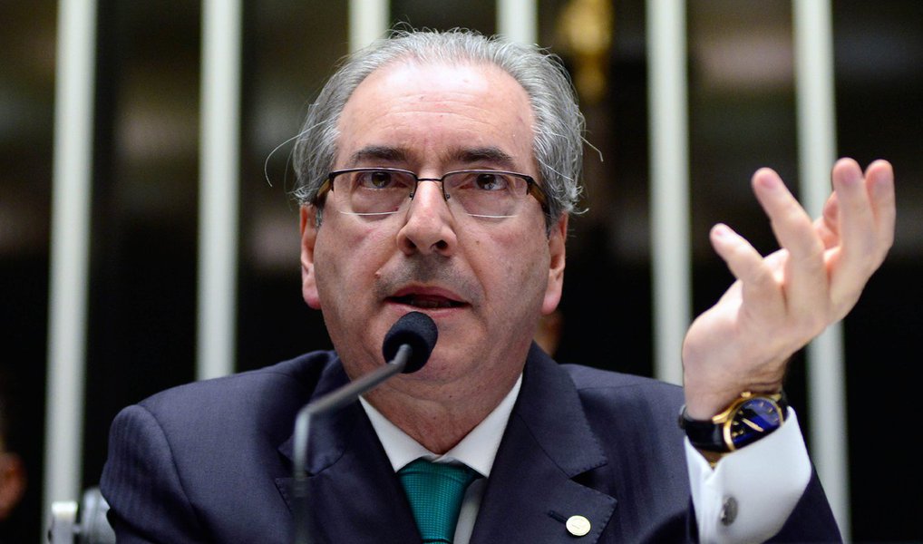 O presidente da Câmara, Eduardo Cunha (PMDB-RJ), apresentou, no início da noite desta segunda (21), no Conselho de Ética da Casa, sua defesa das acusações de quebra de decoro parlamentar; com mais de 60 páginas e cinco anexos contendo notas taquigráficas e documentos, a defesa de Cunha foi protocolada no conselho pelo advogado Marcelo Nobre, que defende o parlamentar no processo; hoje era o último dia para o deputado apresentar a defesa