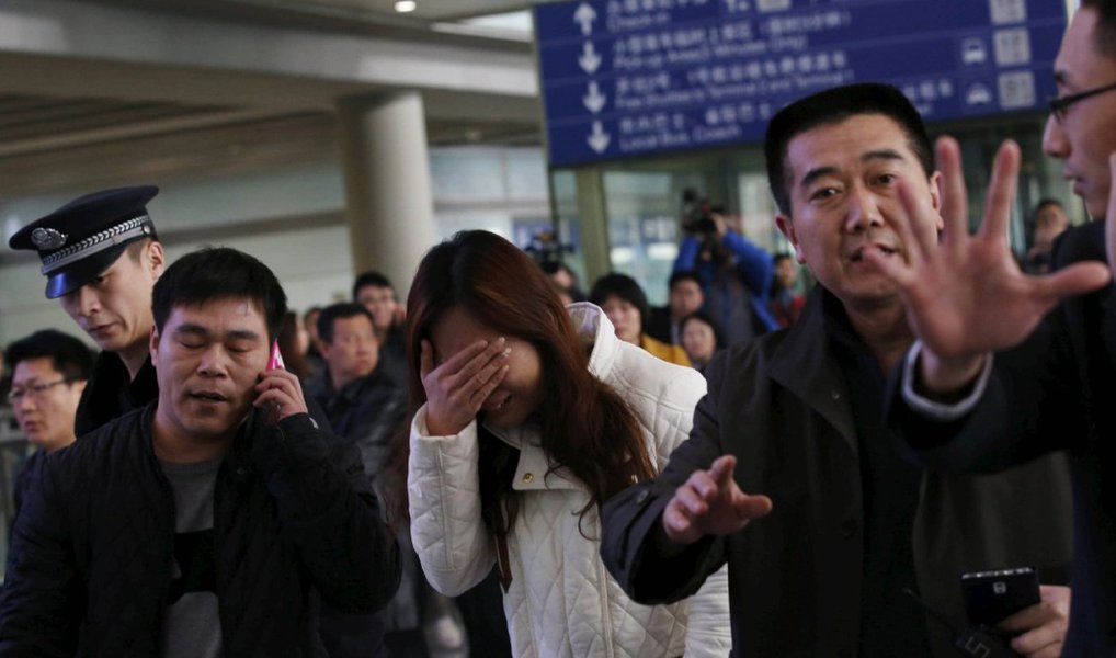 Famílias dos passageiros do voo MH370 da Malaysia Airlines dizem que a busca de dois anos pela aeronave desaparecida precisa continuar depois do prazo final de junho; novos destroços encontrados na costa da África na semana passada ressuscitaram as esperanças de muitos parentes, que passaram a exigir que os investigadores se retratem de erros cometidos no início da busca; Austrália, Malásia e China têm uma reunião marcada para junho para decidir se prorrogam a busca