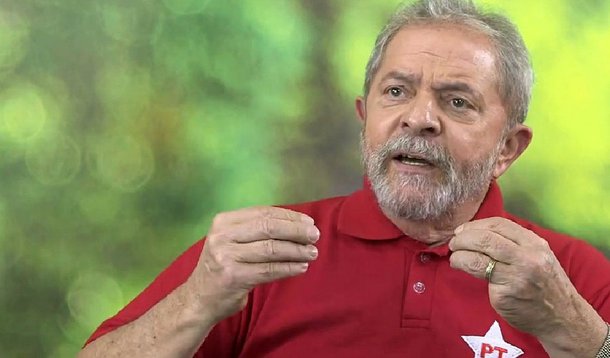 Só há um “pequeno” problema nessa matéria que mistura pessoas contra as quais nada pesa na Justiça com outras que estão sendo processadas e/ou que até estão presas, como se todas integrassem uma única “quadrilha”: a menção a Lula captada na Lava Jato não o acusa de “receber propina”