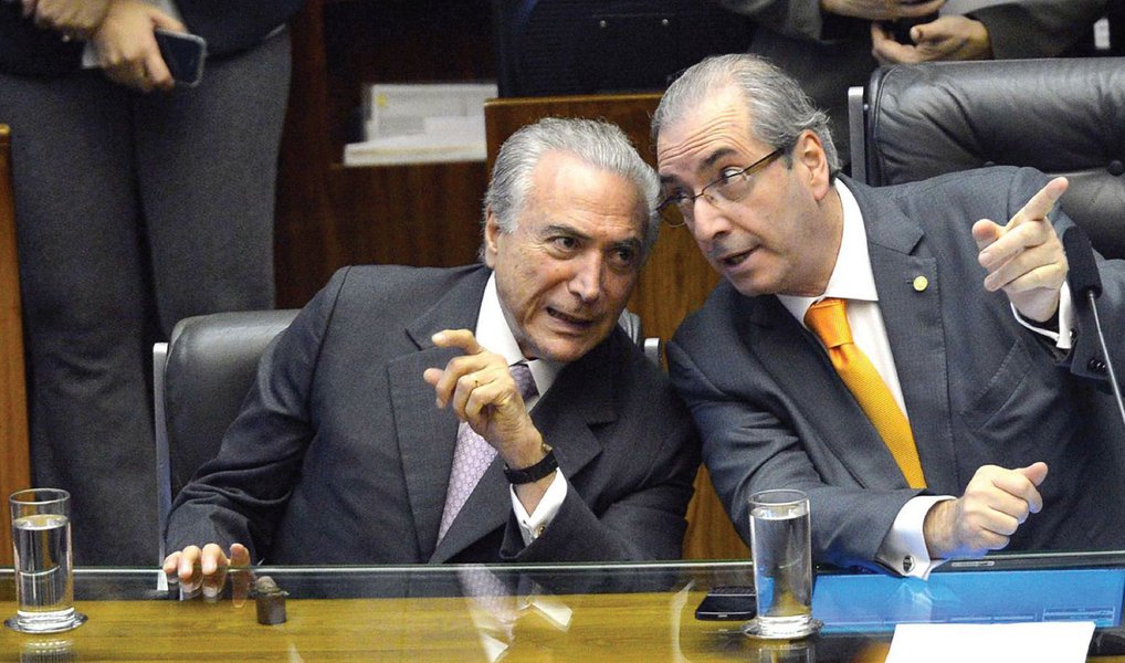 "Ninguém aguenta mais acordar todos os dias e ir para cama escutando que fulano delatou tal coisa, que tal delação vai finalmente derrubar o governo, ninguém aguenta mais ouvir falar em impeachment, manobras de Eduardo Cunha, traições de Temer, até parece que os vilões ocupam todas as páginas e todos os minutos dos telejornais, numa sucessão histérica e que em vez de esclarecer contamina corações e mentes, não só em forma de pesadelos, mas de brigas entre amigos, parentes, conhecidos, cada um defendendo um lado da questão abastecido apenas por versões e não por fatos", diz o colunista Alex Solnik; "O Brasil precisa acordar desse pesadelo"