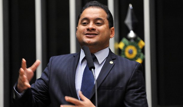 Tramita, em caráter conclusivo, na Câmara dos Deputados, proposta do deputado federal Weverton Rocha (PDT), que assegura a transferência de recursos do Fundo Nacional de Segurança Pública (FNSP) para os municípios que possuam penitenciárias, colônias agrícolas ou industriais, casas do albergado, centros de observação e hospitais psiquiátricos; segundo o parlamentar, a medida criaria incentivos à construção de estabelecimentos penais