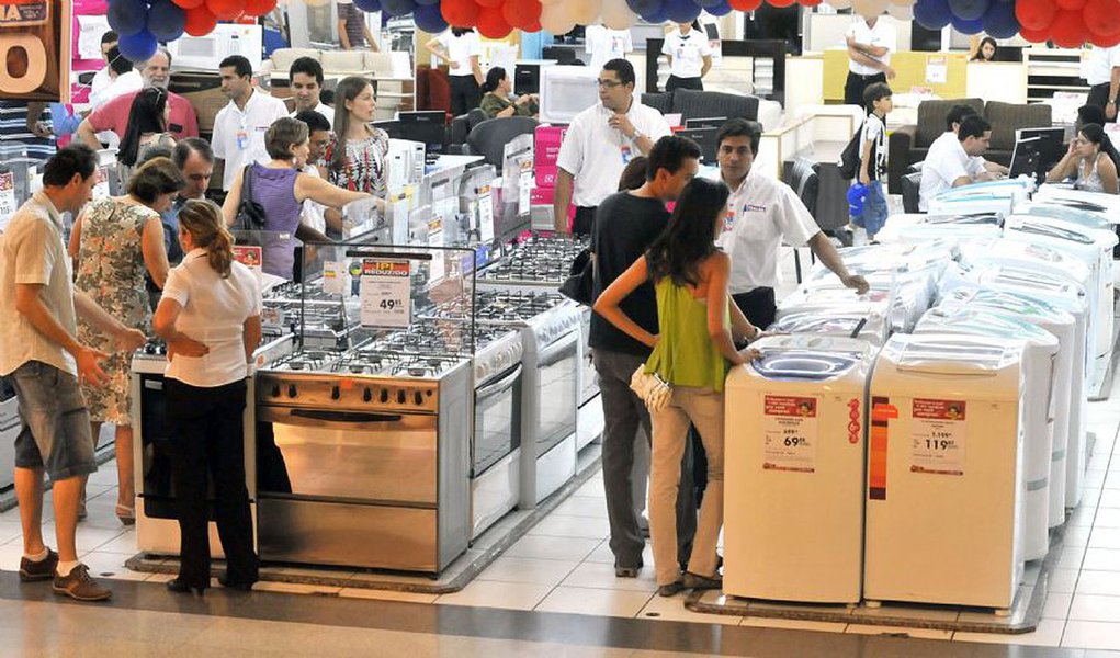 Queda foi de 10,3% sobre um ano antes, segundo dados do IBGE divulgados nesta quinta-feira; em 12 meses, o comércio registrou recuo de 5,2%, o maior da série histórica