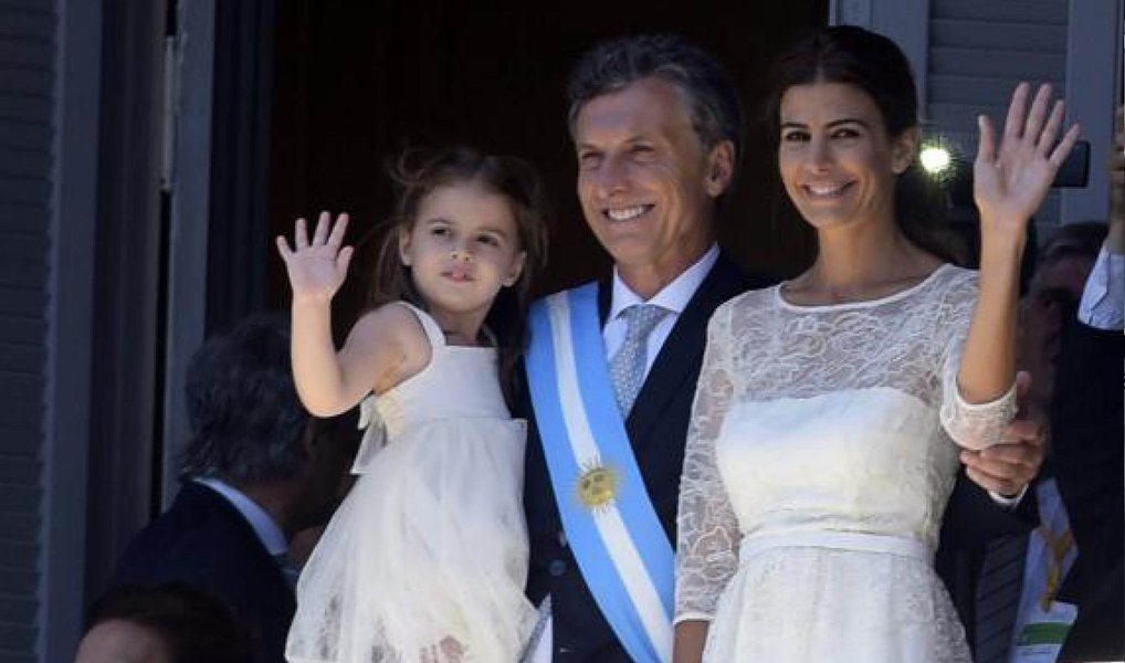 "É um desafio, depois de anos de prepotência e enfrentamento inútil. Todos temos que crescer. Quem votou em nós quer três coisas: pobreza zero, derrotar o narcotráfico e união de todos", discursou o presidente eleito na Argentina, Mauricio Macri, que recebeu nesta quinta-feira 9 o bastão e a faixa presidenciais na Casa Rosada