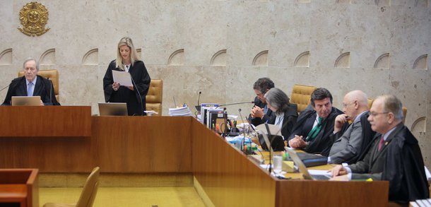 A Constituição Federal, já algumas vezes rasurada, corre o risco de ser escandalosamente rasgada caso o processo do golpe não seja estancado a tempo pelas forças democráticas da Nação