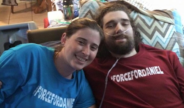 Daniel Fleetwood, 31 anos, morreu dias depois de ter atendido seu pedido de assistir antes da estreia ao novo filme da franquia, "Star Wars Episódio VII– A Força Desperta"; "Daniel lutou incrivelmente até o fim. Agora ele está com Deus e com a força. Ele faleceu dormindo e em paz", escreveu a esposa de Daniel nesta terça-feira, 10; desejo de Fleetwood de ver "A Força Desperta" se viralizou na Internet neste mês com a hashtag #ForceForDaniel, que conquistou o apoio de membros do elenco da produção como Mark Hamill (Luke Skywalker), Peter Mayhew (Chewbacca) e o novato John Boyega