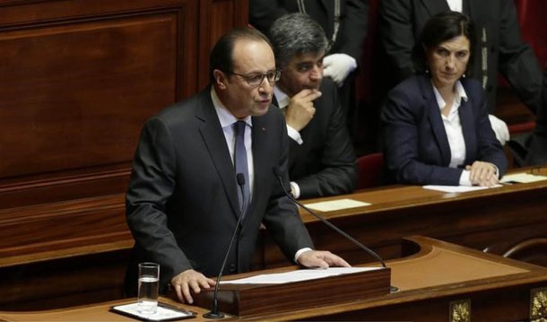 Em discurso extraordinário nas Casas do Parlamento francês, o presidente François Hollande pediu ao Congresso que amplie o estado de urgência em três meses; ele afirmou ainda que vai se encontrar com o presidente dos EUA, Barack Obama, em Washington, e o presidente russo, Vladimir Putin, em Moscou, nos próximos dias, "para que possamos unir nossas forças para alcançar um resultado que tem levado muito tempo"