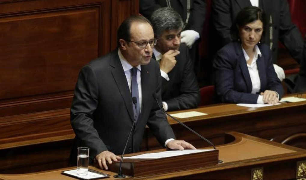 Em discurso extraordinário nas Casas do Parlamento francês, o presidente François Hollande pediu ao Congresso que amplie o estado de urgência em três meses; ele afirmou ainda que vai se encontrar com o presidente dos EUA, Barack Obama, em Washington, e o presidente russo, Vladimir Putin, em Moscou, nos próximos dias, "para que possamos unir nossas forças para alcançar um resultado que tem levado muito tempo"