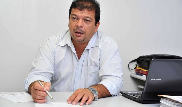 Médicos do hospital Municipal Djalma Marques ( Socorrão I) protestaram contra as péssimas condições de trabalho no local; a manifestação foi organizada pela Associação dos Médicos dos Socorrões; o presidente da entidade, Érico Cantanhede, disse que "o problema dos Socorrões é crônico e se arrasta ao longo dos anos, mas piorou demais nos últimos meses; "Está faltando tudo: material de limpeza, medicamentos como analgésicos e antibióticos, sondas, macas, luvas, focos cirúrgicos, ar condicionado nas salas e no estar médico"